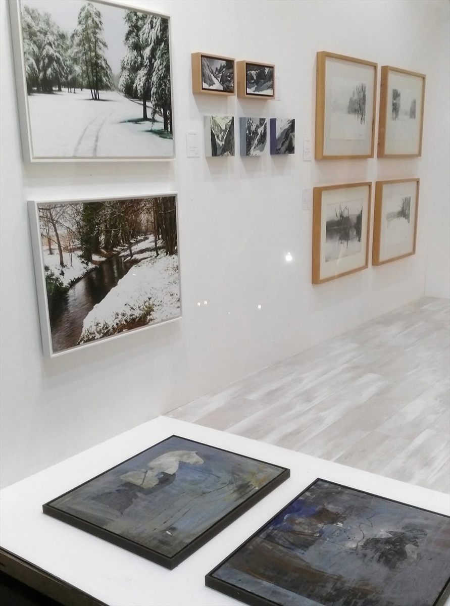 Interior de Artbox, con obra de Jorge López en la pared