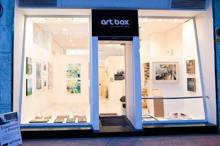 Fachada de la galería Artbox en Vitoria-Gasteiz, de noche