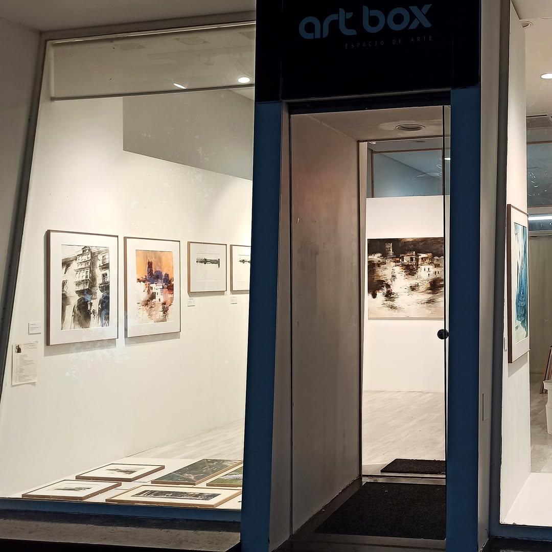 Fachada de la galería Artbox en Vitoria-Gasteiz, de noche