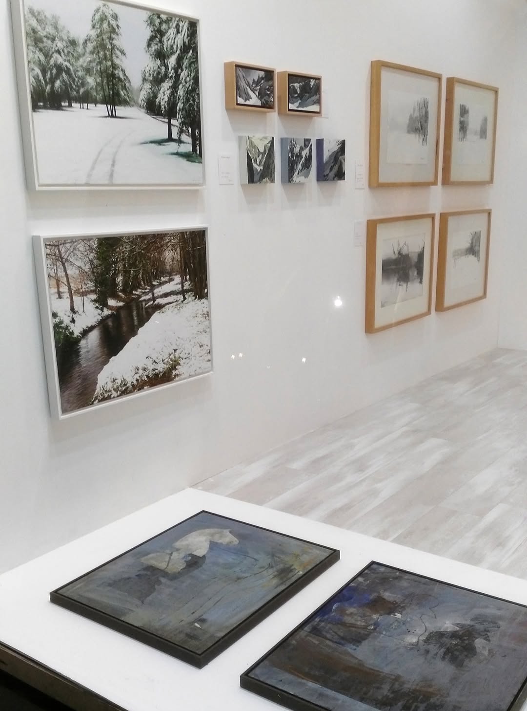 Fachada de la galería Artbox en Vitoria-Gasteiz, de noche