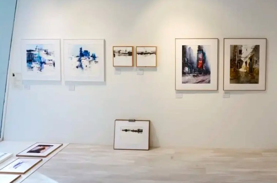 Fachada de la galería Artbox en Vitoria-Gasteiz, de noche